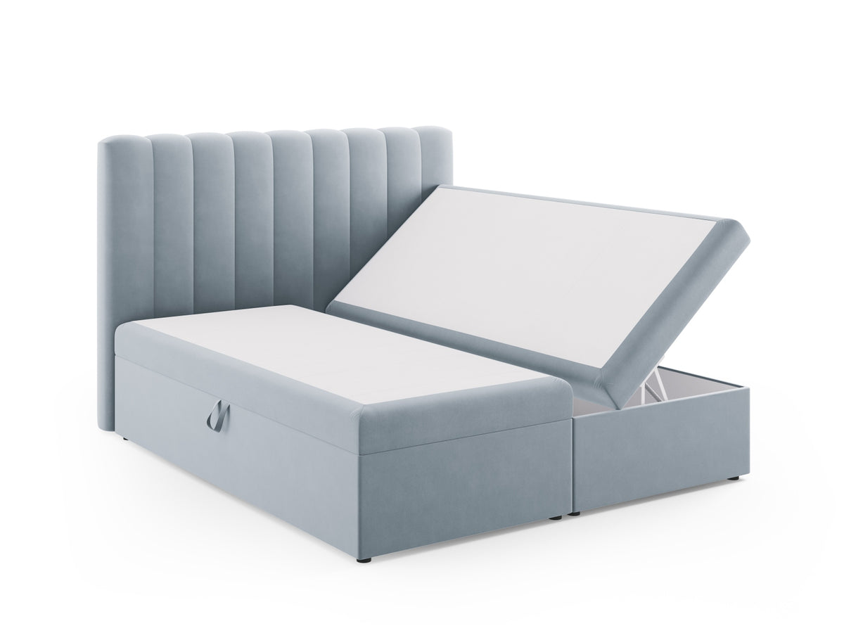 Kelp Boxspringbett Set 180cm: Headboard + Box Springs/Matratze + Matratze Topper in Light Blue-Bluvel präsentiert im Onlineshop von KAQTU Design AG. Bett ist von Micadoni