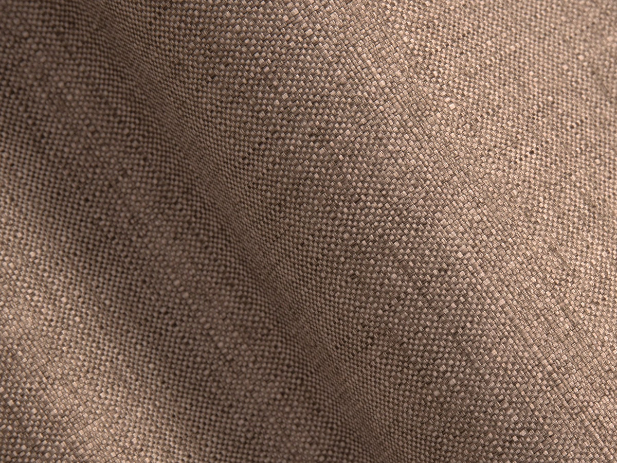 Bettgestell Whale von Micadoni in leichtem Beige, Chenille-Stoff Eden, Buchenholzbeine, Grösse 200x200 cm, ohne Kopfteil.