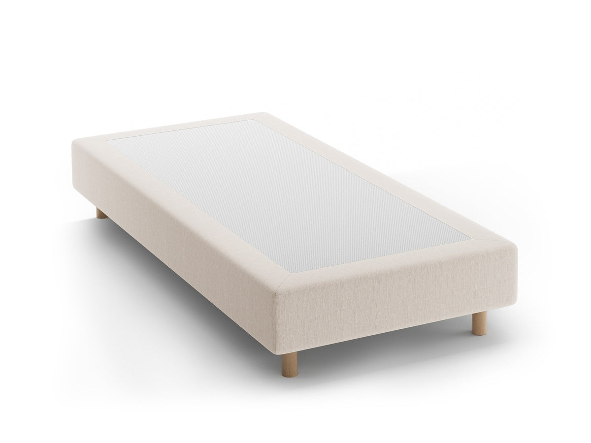 Bettgestell Whale von Micadoni in leichtem Beige mit Chenille-Bezug Eden, Buchenholzbeinen und schlichter Form ohne Kopfteil.