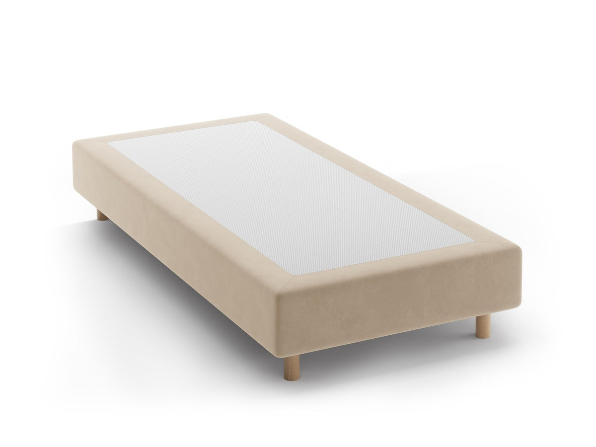 Bettgestell Whale von Micadoni in leichtem Beige mit Chenille-Bezug Eden, Buchenholzbeinen und schlichter Form ohne Kopfteil.