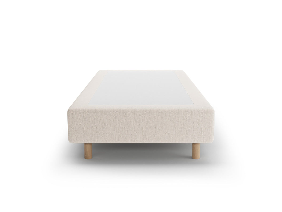 Bettgestell Whale von Micadoni in leichtem Beige, Chenille-Stoff mit 3D-Struktur, Beine aus natürlichem Buchenholz, kopfteillose Form.