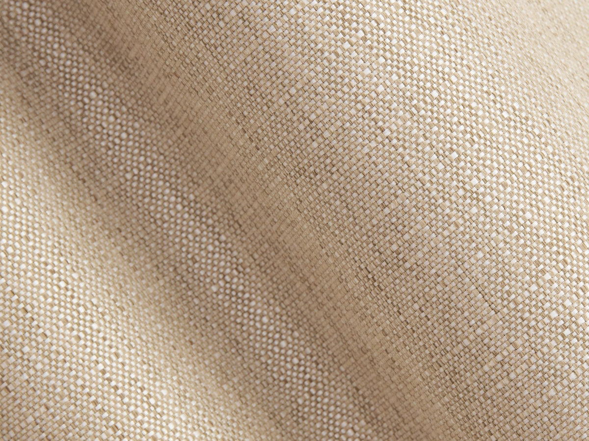 Bettgestell Whale von Micadoni in leichtem Beige, Chenille-Stoff mit 3D-Struktur, Beine aus natürlichem Buchenholz, kopfteillose Form.