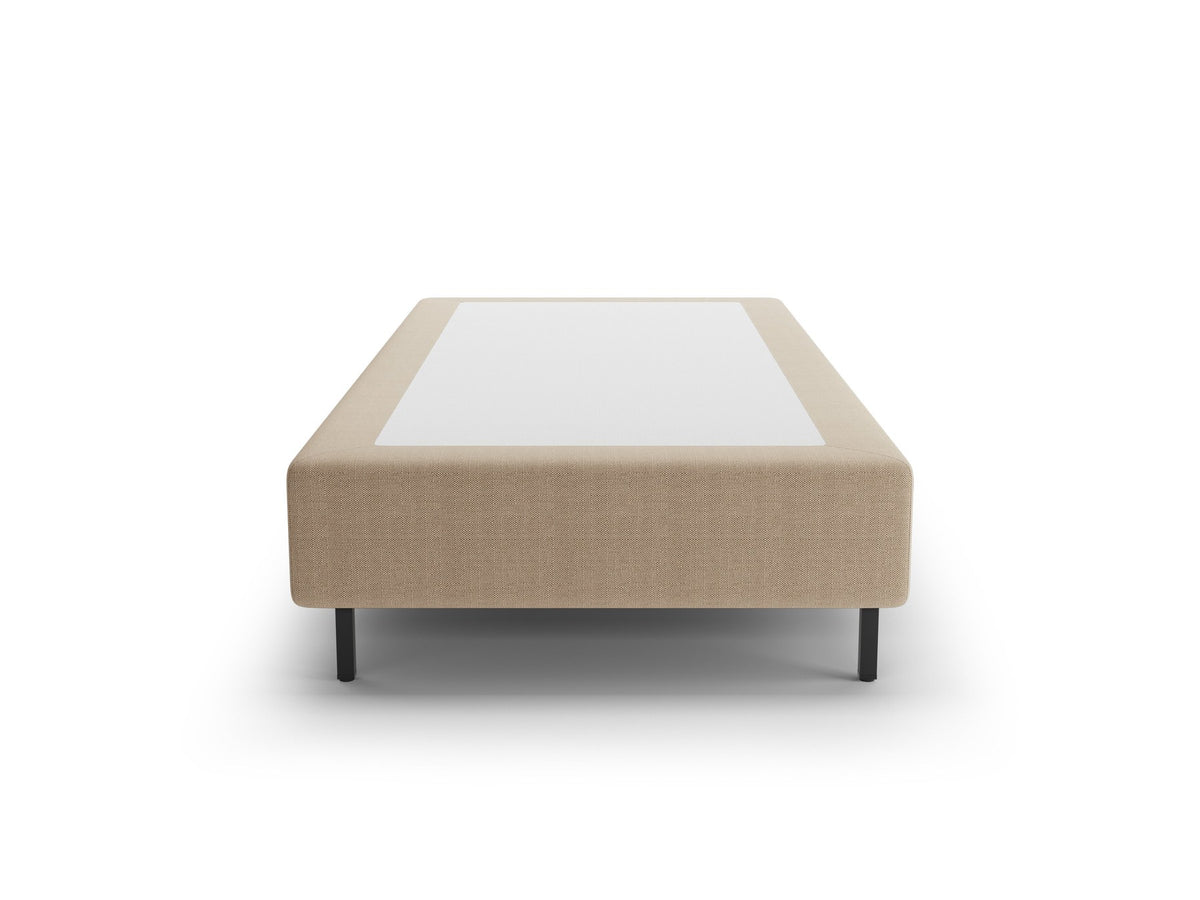 Bettgestell Whale von Micadoni ohne Kopfteil, Bezug aus Chenille-Stoff Eden in leichtem Beige, schwarze Metallbeine, minimalistische Form
