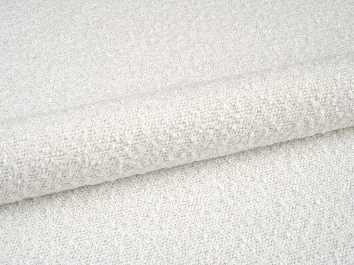 Weisse Sitzbank Dia von Micadoni mit gepolstertem Bouclé-Bezug, schwarzen Kunststoffbeinen und kompaktem, rechteckigem Design.