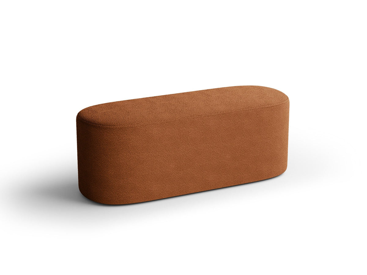 Weisse Sitzbank Dia von Micadoni mit gepolstertem Bouclé-Bezug, schwarzen Kunststoffbeinen und kompaktem, rechteckigem Design.