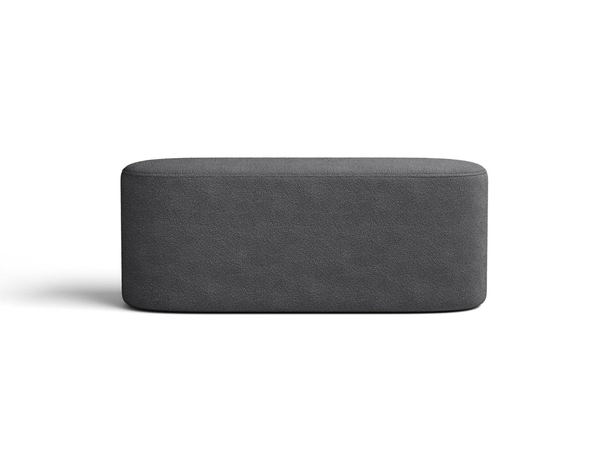 Weisse Sitzbank Dia von Micadoni mit gepolstertem Bouclé-Bezug, schwarzen Kunststoffbeinen und kompaktem, rechteckigem Design.