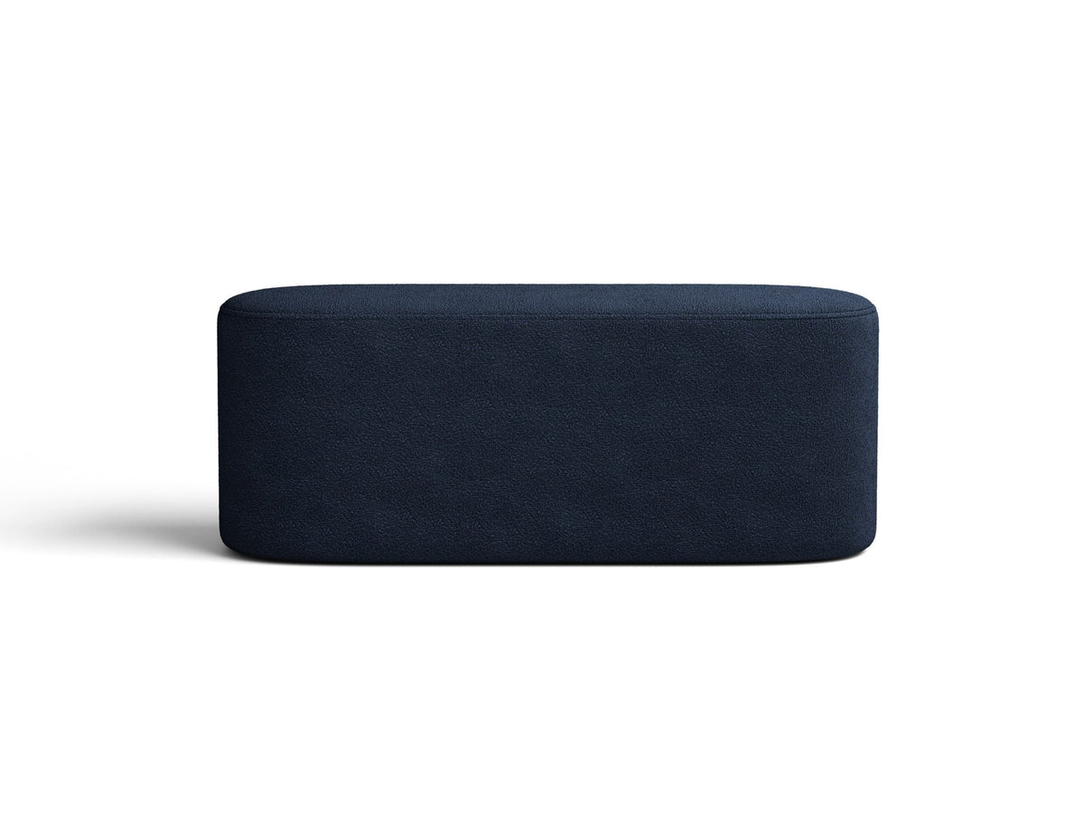 Weisse Sitzbank Dia von Micadoni mit gepolstertem Bouclé-Bezug, schwarzen Kunststoffbeinen und kompaktem, rechteckigem Design.
