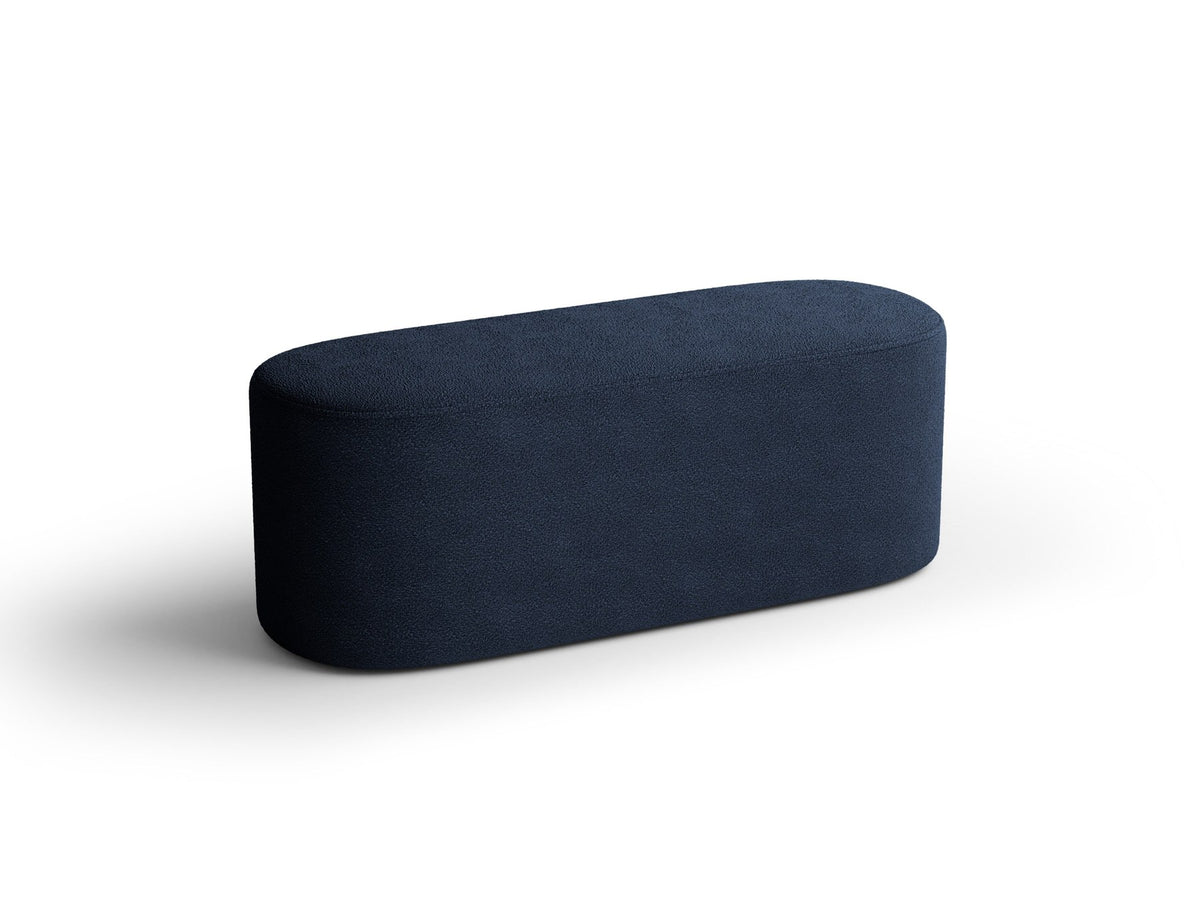 Weisse Sitzbank Dia von Micadoni mit gepolstertem Bouclé-Bezug, schwarzen Kunststoffbeinen und kompaktem, rechteckigem Design.