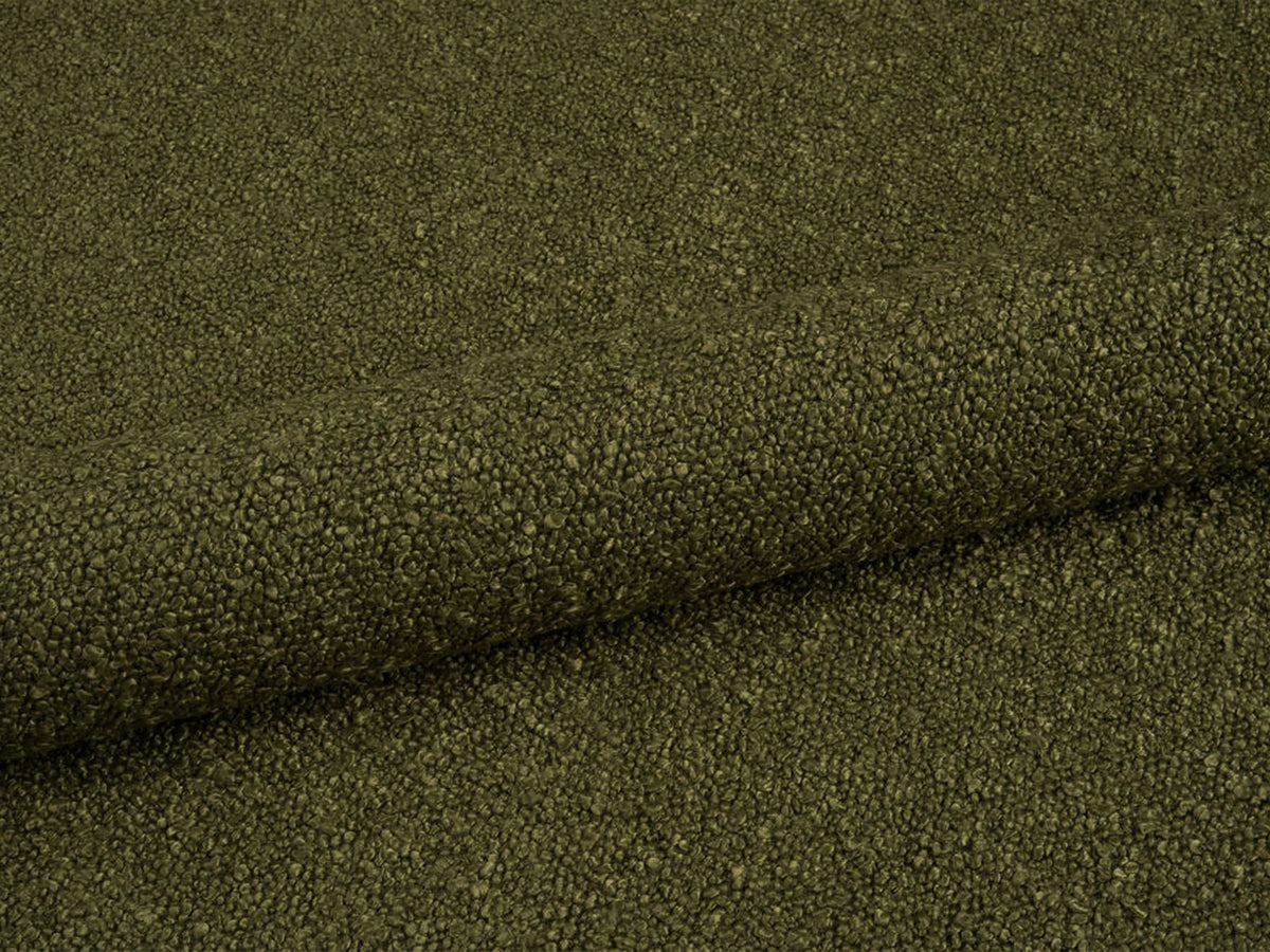 Weisse Sitzbank Dia von Micadoni mit gepolstertem Bouclé-Bezug, schwarzen Kunststoffbeinen und kompaktem, rechteckigem Design.