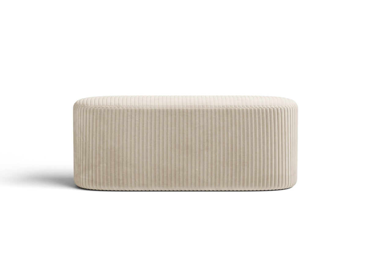 Weisse Sitzbank Dia von Micadoni mit gepolstertem Bouclé-Bezug, schwarzen Kunststoffbeinen und kompaktem, rechteckigem Design.