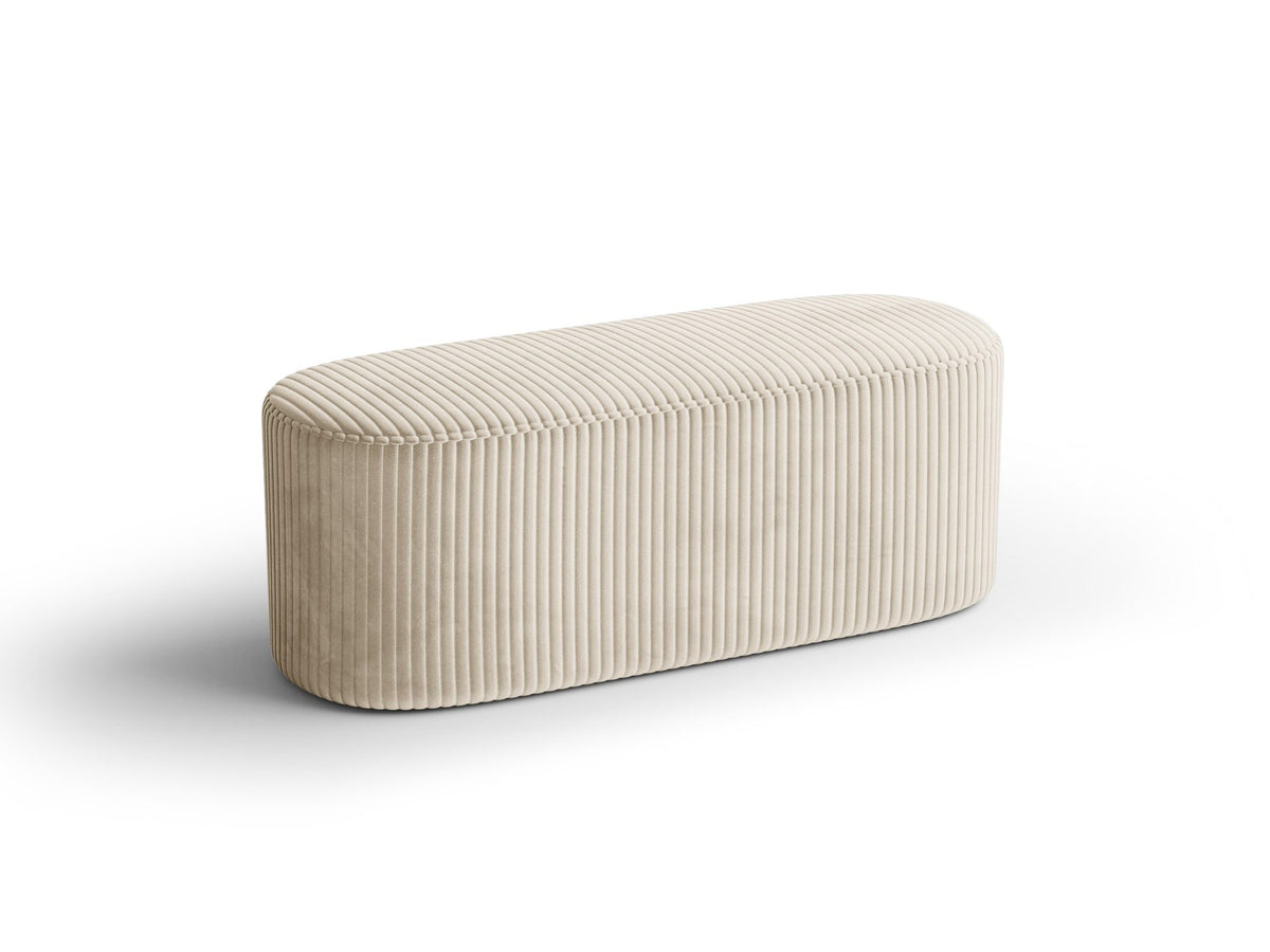 Weisse Sitzbank Dia von Micadoni mit gepolstertem Bouclé-Bezug, schwarzen Kunststoffbeinen und kompaktem, rechteckigem Design.