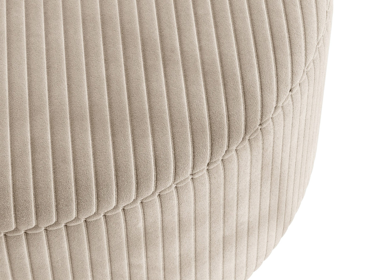 Weisse Sitzbank Dia von Micadoni mit gepolstertem Bouclé-Bezug, schwarzen Kunststoffbeinen und kompaktem, rechteckigem Design.