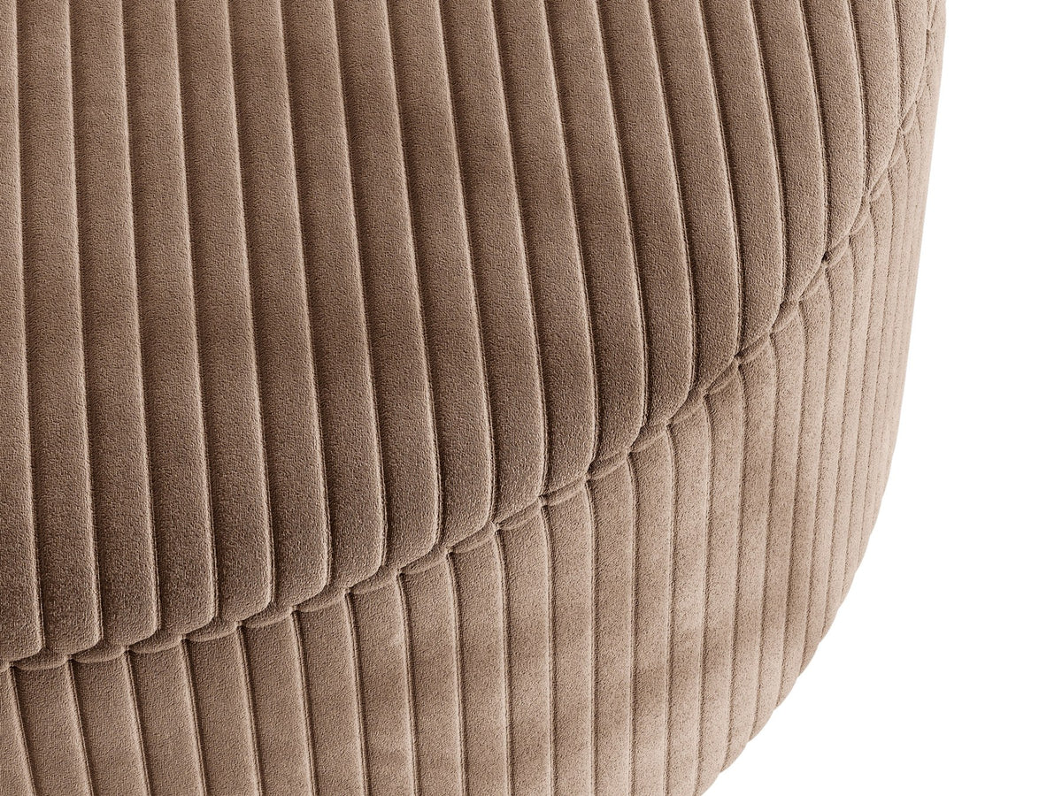 Weisse Sitzbank Dia von Micadoni mit gepolstertem Bouclé-Bezug, schwarzen Kunststoffbeinen und kompaktem, rechteckigem Design.