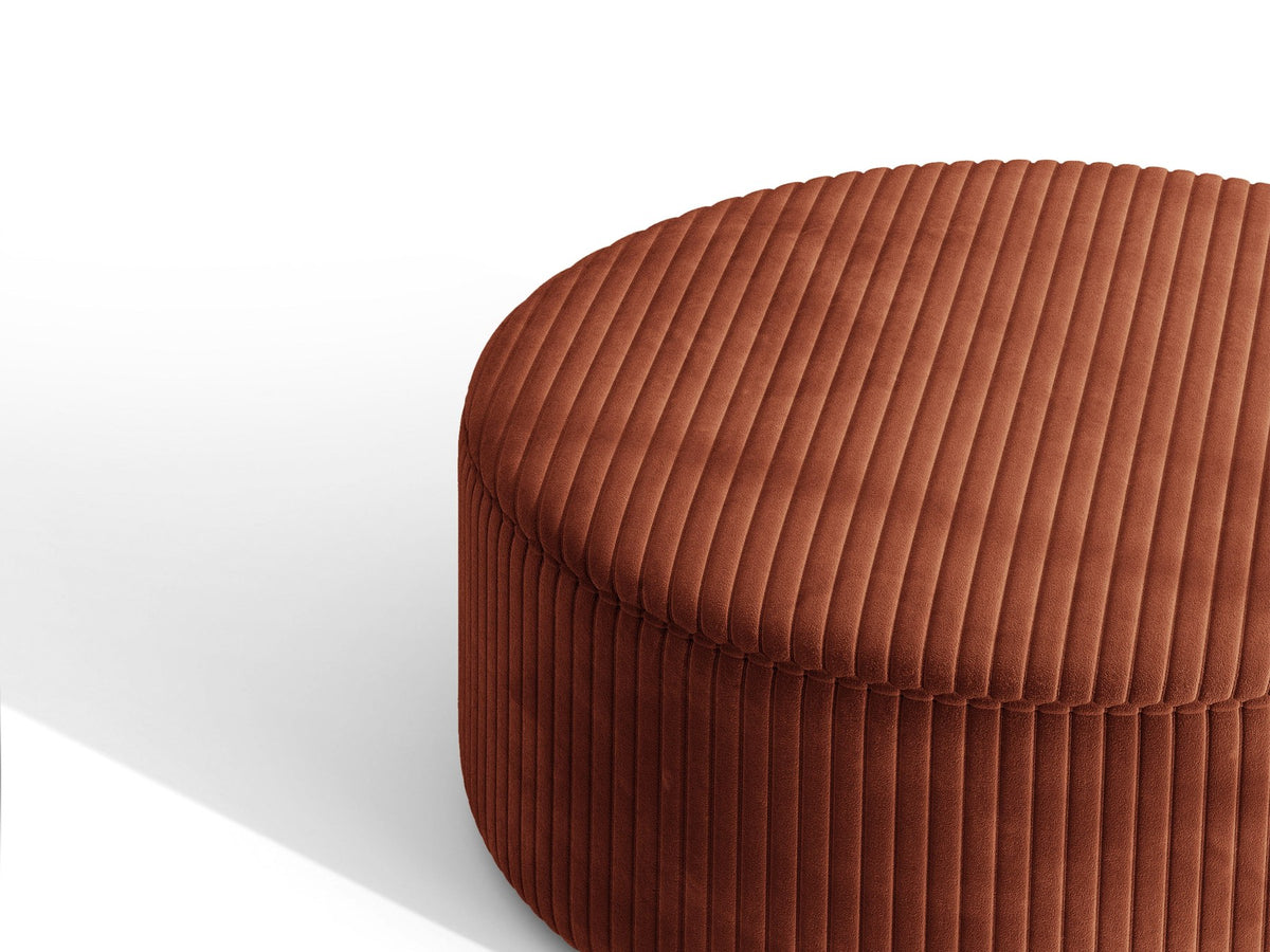 Weisse Sitzbank Dia von Micadoni mit gepolstertem Bouclé-Bezug, schwarzen Kunststoffbeinen und kompaktem, rechteckigem Design.