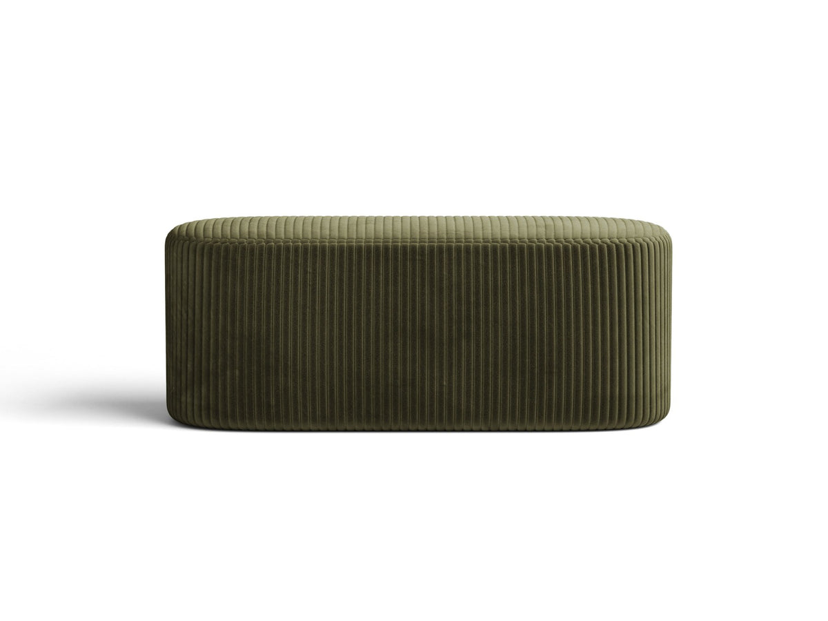 Weisse Sitzbank Dia von Micadoni mit gepolstertem Bouclé-Bezug, schwarzen Kunststoffbeinen und kompaktem, rechteckigem Design.