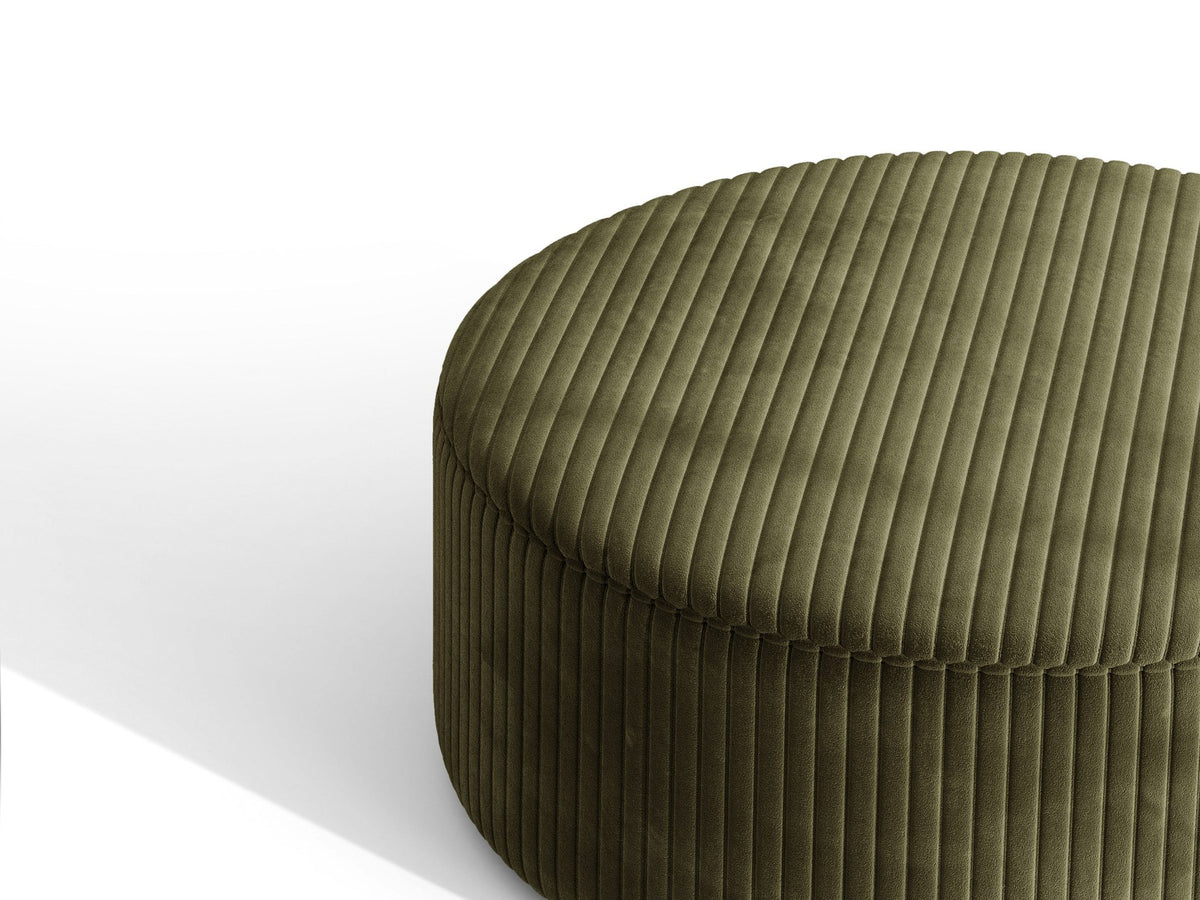 Weisse Sitzbank Dia von Micadoni mit gepolstertem Bouclé-Bezug, schwarzen Kunststoffbeinen und kompaktem, rechteckigem Design.