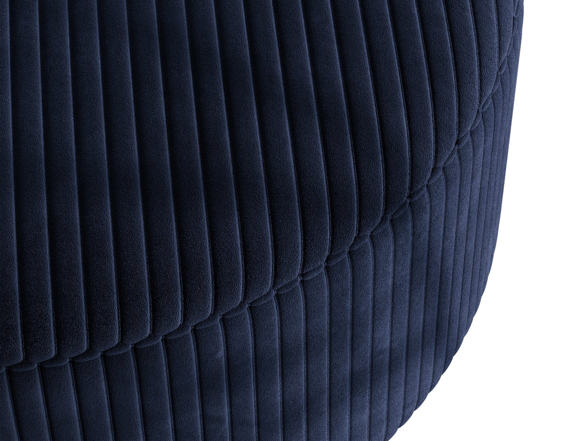 Weisse Sitzbank Dia von Micadoni mit gepolstertem Bouclé-Bezug, schwarzen Kunststoffbeinen und kompaktem, rechteckigem Design.
