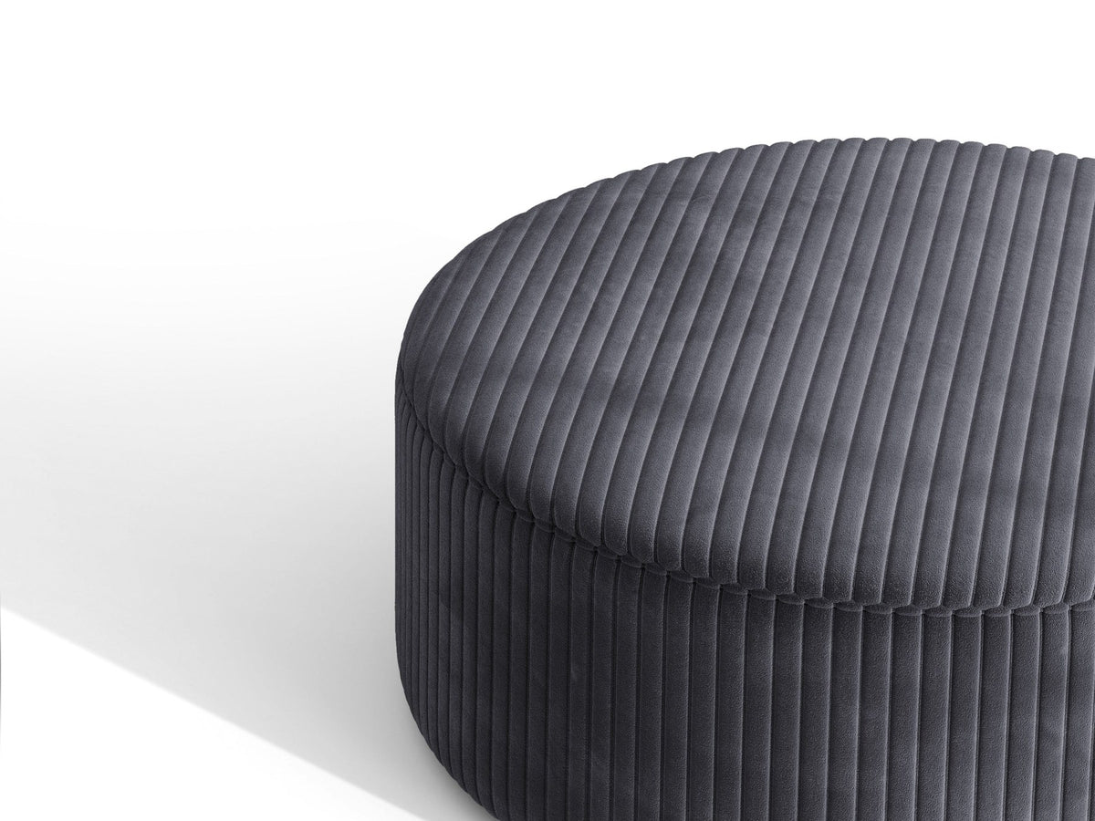 Weisse Sitzbank Dia von Micadoni mit gepolstertem Bouclé-Bezug, schwarzen Kunststoffbeinen und kompaktem, rechteckigem Design.