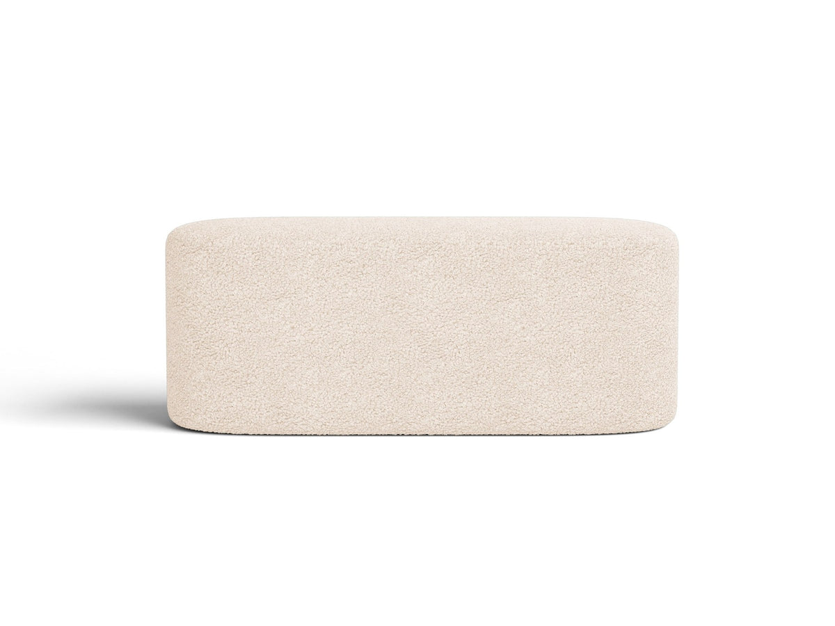 Weisse Sitzbank Dia von Micadoni mit gepolstertem Bouclé-Bezug, schwarzen Kunststoffbeinen und kompaktem, rechteckigem Design.