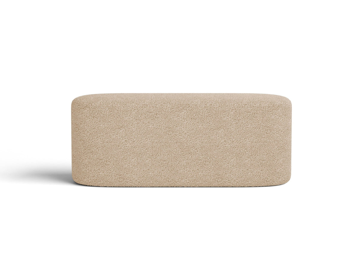 Weisse Sitzbank Dia von Micadoni mit gepolstertem Bouclé-Bezug, schwarzen Kunststoffbeinen und kompaktem, rechteckigem Design.