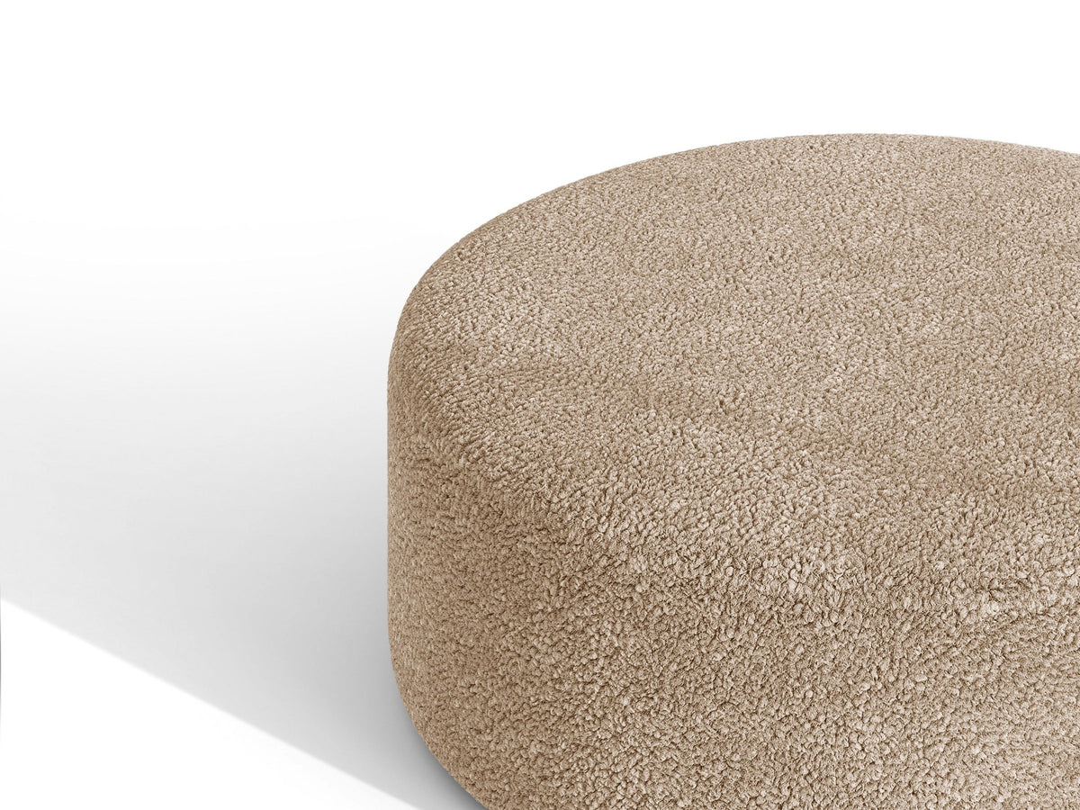 Weisse Sitzbank Dia von Micadoni mit gepolstertem Bouclé-Bezug, schwarzen Kunststoffbeinen und kompaktem, rechteckigem Design.