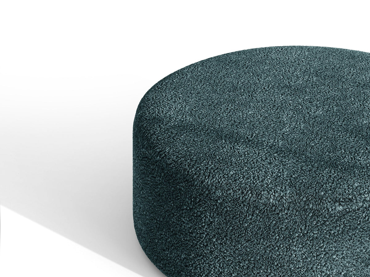 Weisse Sitzbank Dia von Micadoni mit gepolstertem Bouclé-Bezug, schwarzen Kunststoffbeinen und kompaktem, rechteckigem Design.