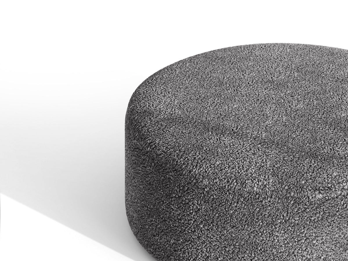 Weisse Sitzbank Dia von Micadoni mit gepolstertem Bouclé-Bezug, schwarzen Kunststoffbeinen und kompaktem, rechteckigem Design.