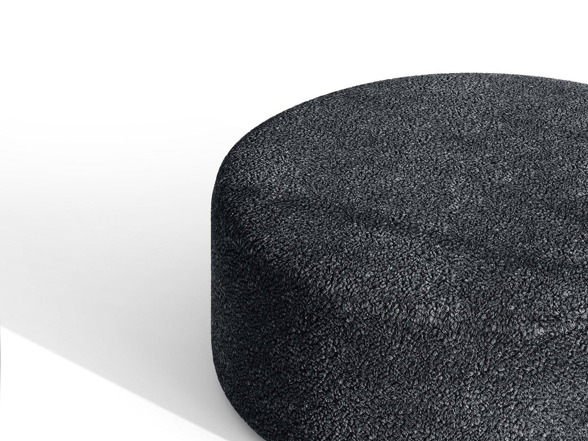 Weisse Sitzbank Dia von Micadoni mit gepolstertem Bouclé-Bezug, schwarzen Kunststoffbeinen und kompaktem, rechteckigem Design.