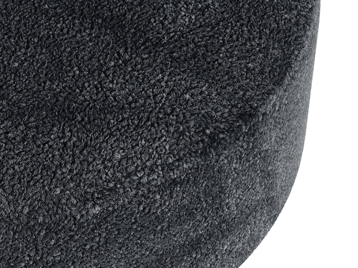 Weisse Sitzbank Dia von Micadoni mit gepolstertem Bouclé-Bezug, schwarzen Kunststoffbeinen und kompaktem, rechteckigem Design.