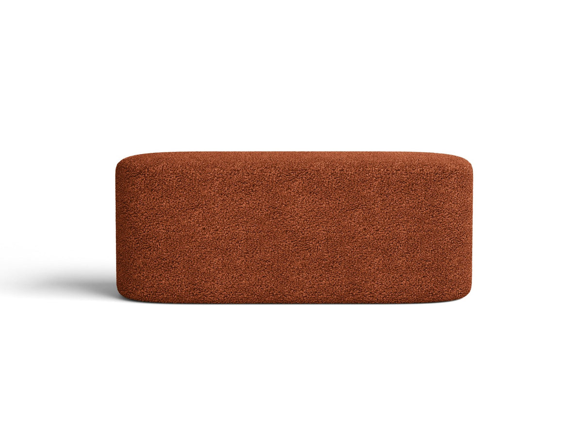 Weisse Sitzbank Dia von Micadoni mit gepolstertem Bouclé-Bezug, schwarzen Kunststoffbeinen und kompaktem, rechteckigem Design.