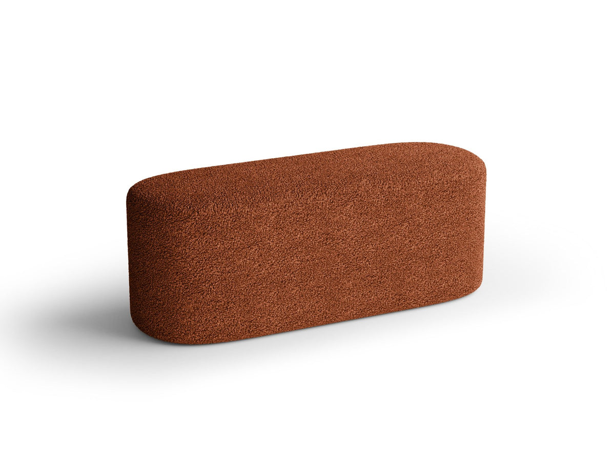 Weisse Sitzbank Dia von Micadoni mit gepolstertem Bouclé-Bezug, schwarzen Kunststoffbeinen und kompaktem, rechteckigem Design.