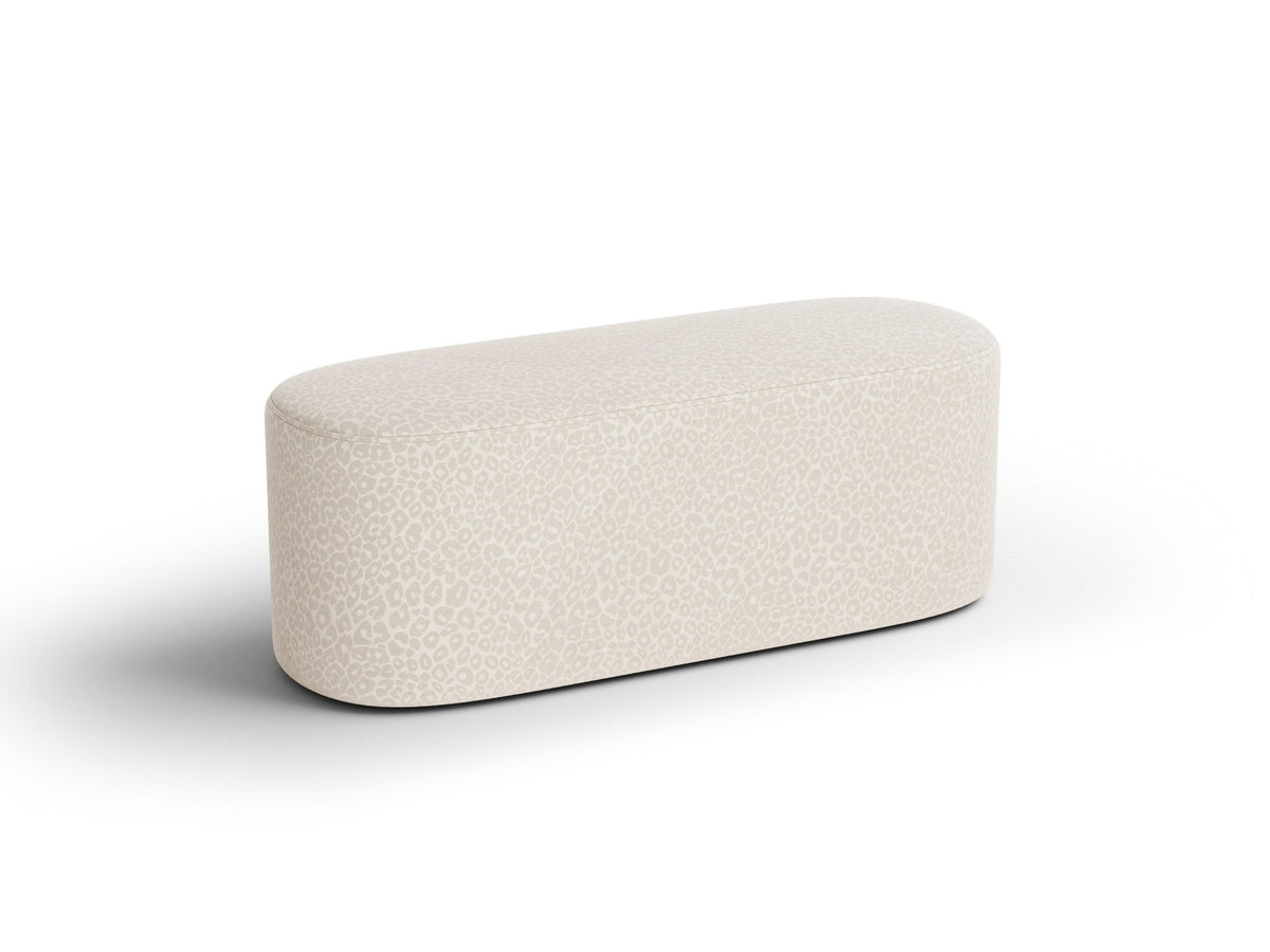Weisse Sitzbank Dia von Micadoni mit gepolstertem Bouclé-Bezug, schwarzen Kunststoffbeinen und kompaktem, rechteckigem Design.