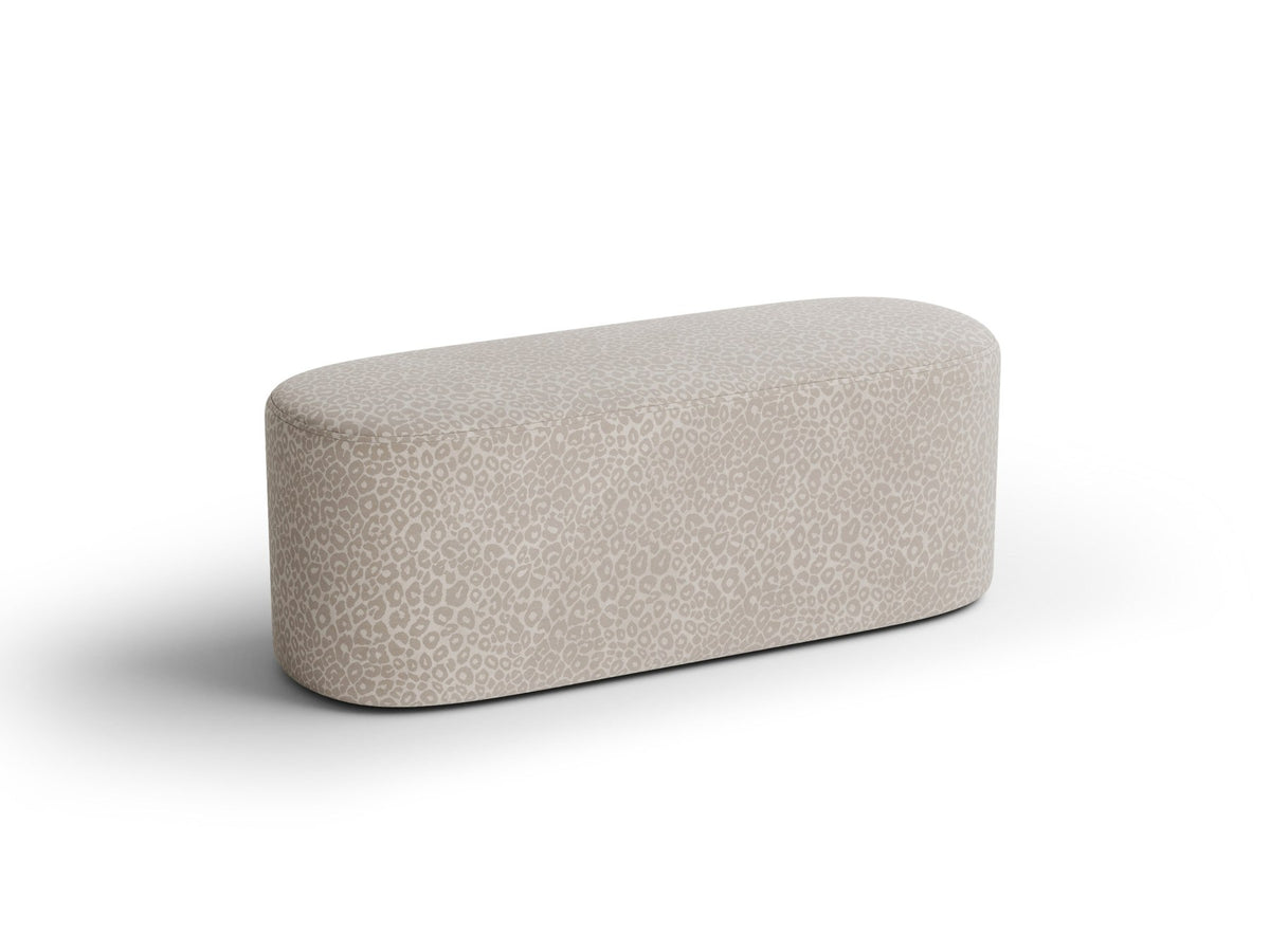 Weisse Sitzbank Dia von Micadoni mit gepolstertem Bouclé-Bezug, schwarzen Kunststoffbeinen und kompaktem, rechteckigem Design.