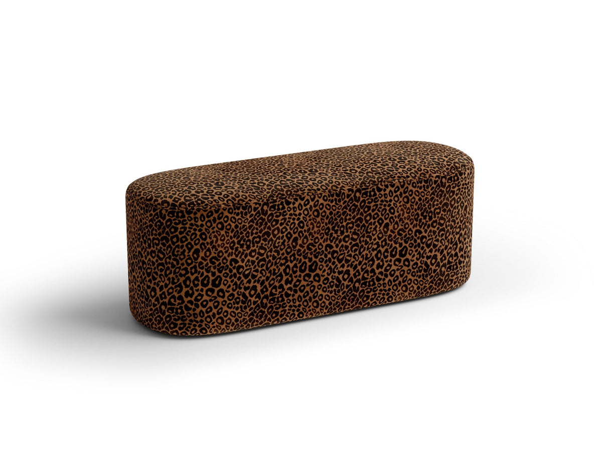 Weisse Sitzbank Dia von Micadoni mit gepolstertem Bouclé-Bezug, schwarzen Kunststoffbeinen und kompaktem, rechteckigem Design.