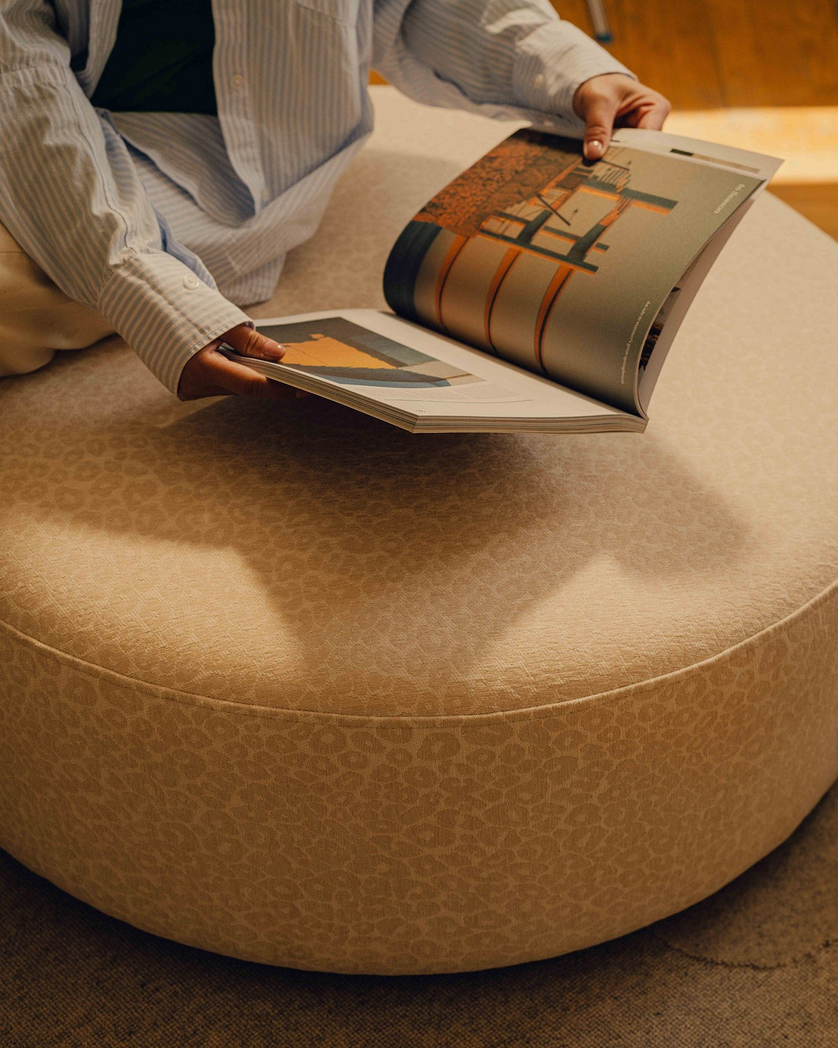 Weisse Sitzbank Dia von Micadoni mit gepolstertem Bouclé-Bezug, schwarzen Kunststoffbeinen und kompaktem, rechteckigem Design.