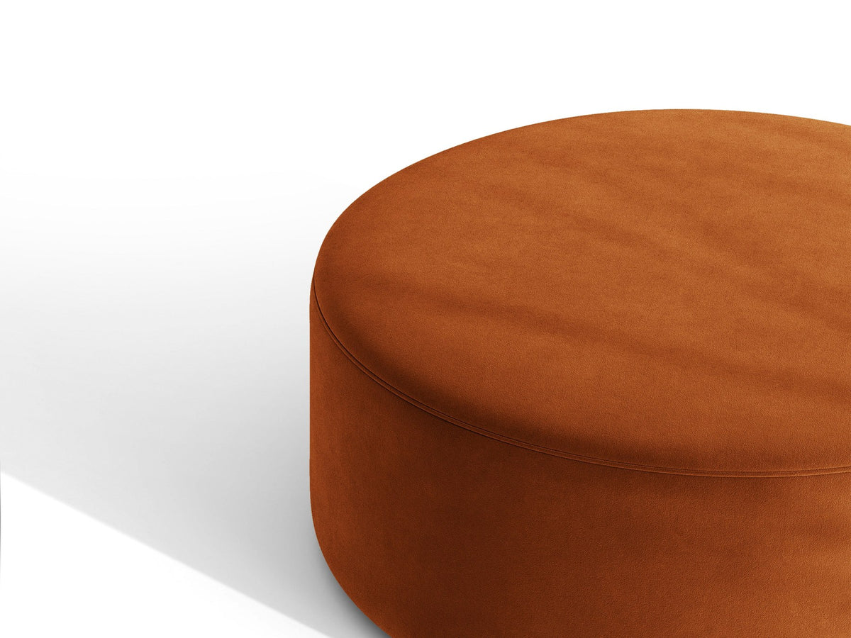 Weisse Sitzbank Dia von Micadoni mit gepolstertem Bouclé-Bezug, schwarzen Kunststoffbeinen und kompaktem, rechteckigem Design.