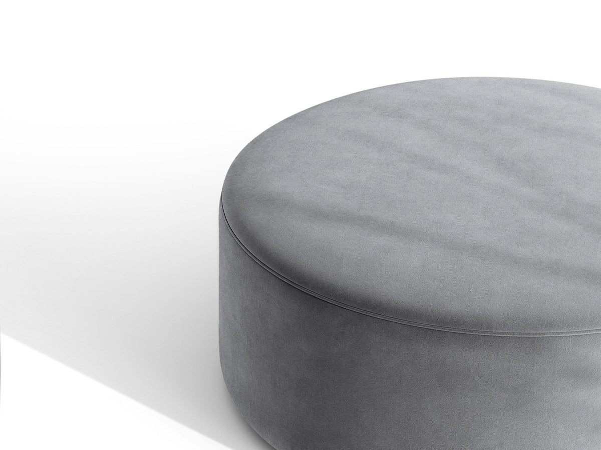 Weisse Sitzbank Dia von Micadoni mit gepolstertem Bouclé-Bezug, schwarzen Kunststoffbeinen und kompaktem, rechteckigem Design.