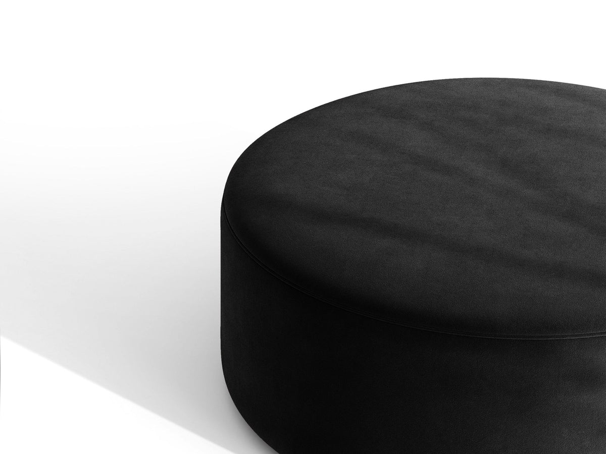 Weisse Sitzbank Dia von Micadoni mit gepolstertem Bouclé-Bezug, schwarzen Kunststoffbeinen und kompaktem, rechteckigem Design.