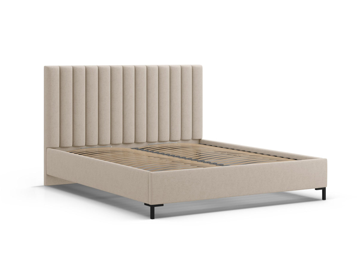 Flaschengrünes Stauraumbett von Micadoni mit gepolstertem Kopfteil, schwarzen Metallbeinen und Bettkasten aus Bouclé-Stoff im Schlafzimmer.