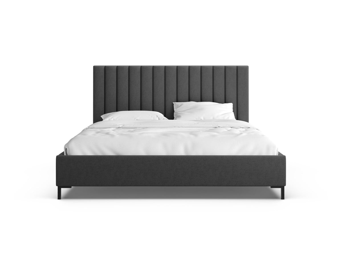 Flaschengrünes Stauraumbett von Micadoni mit gepolstertem Kopfteil, schwarzen Metallbeinen und Bettkasten aus Bouclé-Stoff im Schlafzimmer.