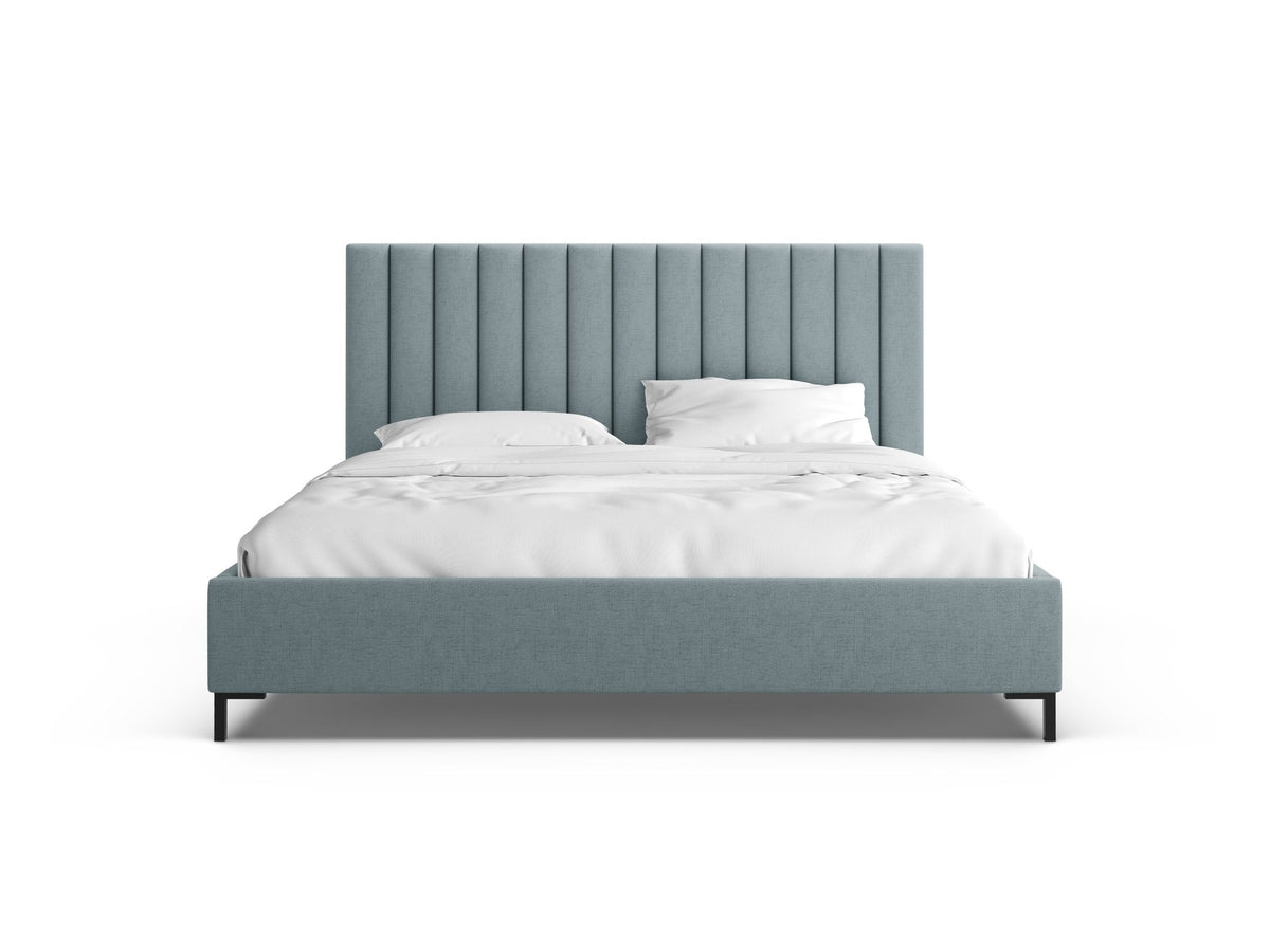 Flaschengrünes Stauraumbett von Micadoni mit gepolstertem Kopfteil, schwarzen Metallbeinen und Bettkasten aus Bouclé-Stoff im Schlafzimmer.