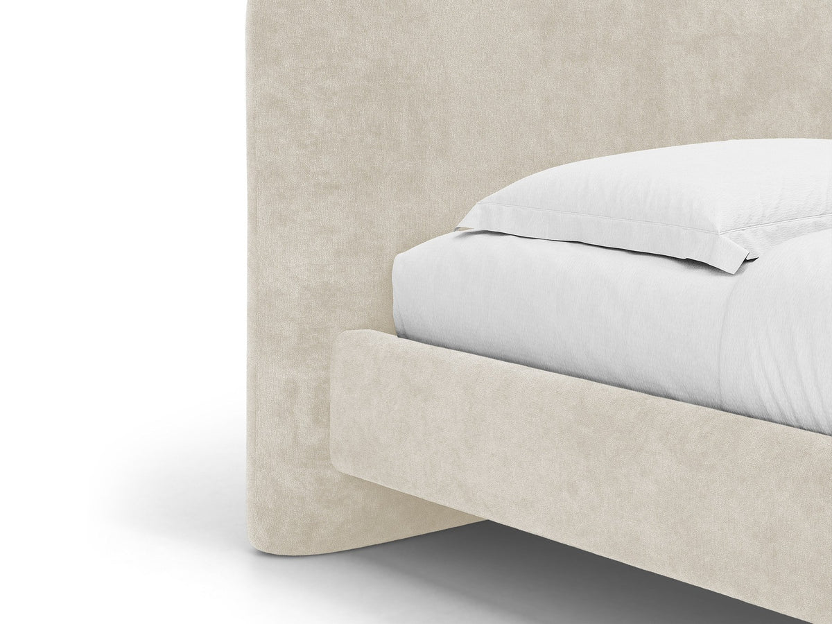 Foto des Vera Betts mit gepolstertem, abgerundetem Kopfteil in leichtem Beige, Chenille-Stoff und gepolsterten Holzbeinen.