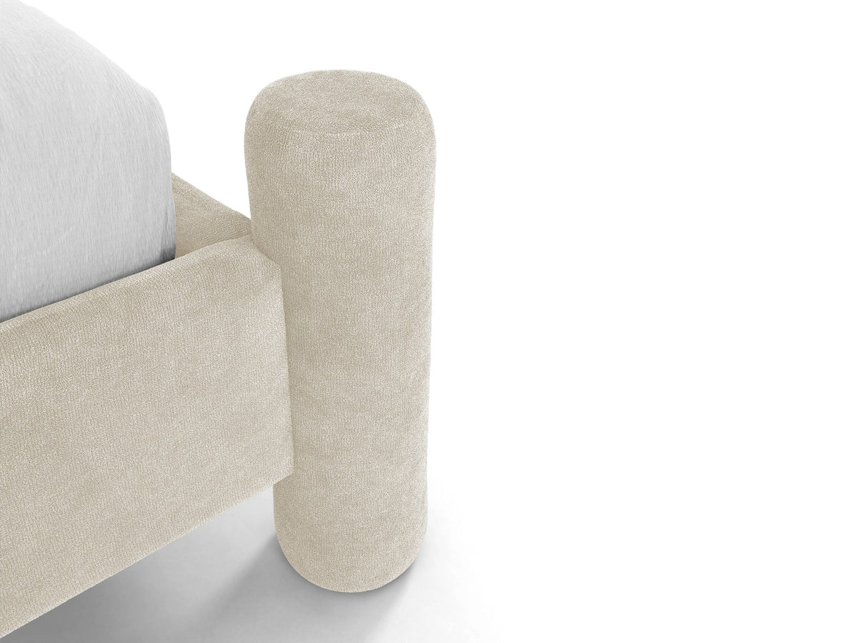 Foto des Vera Betts mit gepolstertem, abgerundetem Kopfteil in leichtem Beige, Chenille-Stoff und gepolsterten Holzbeinen.