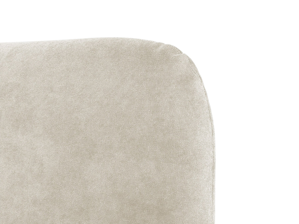 Foto des Vera Betts mit gepolstertem, abgerundetem Kopfteil in leichtem Beige, Chenille-Stoff und gepolsterten Holzbeinen.