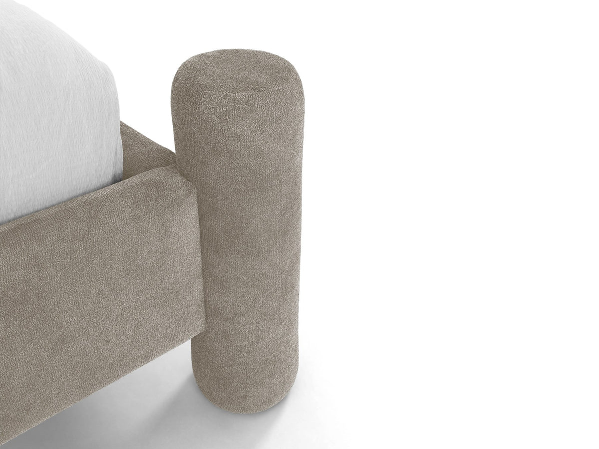 Foto des Vera Betts mit gepolstertem, abgerundetem Kopfteil in leichtem Beige, Chenille-Stoff und gepolsterten Holzbeinen.