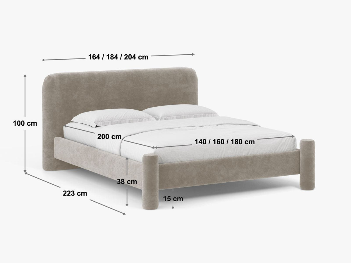 Foto des Vera Betts mit gepolstertem, abgerundetem Kopfteil in leichtem Beige, Chenille-Stoff und gepolsterten Holzbeinen.