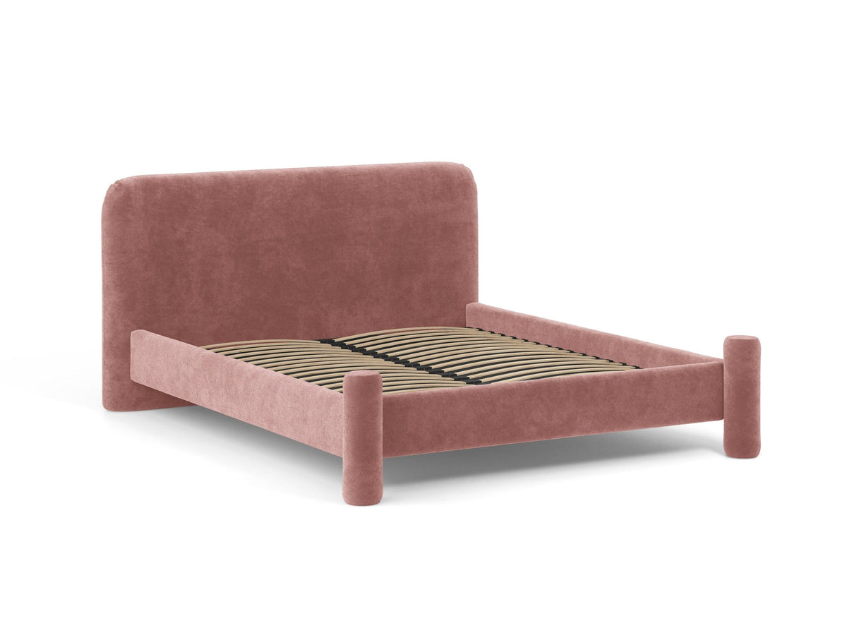 Foto des Vera Betts mit gepolstertem, abgerundetem Kopfteil in leichtem Beige, Chenille-Stoff und gepolsterten Holzbeinen.