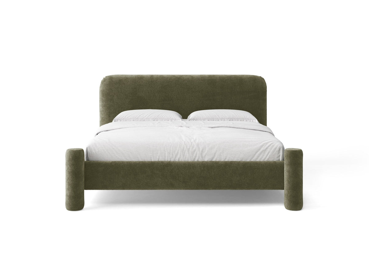Foto des Vera Betts mit gepolstertem, abgerundetem Kopfteil in leichtem Beige, Chenille-Stoff und gepolsterten Holzbeinen.