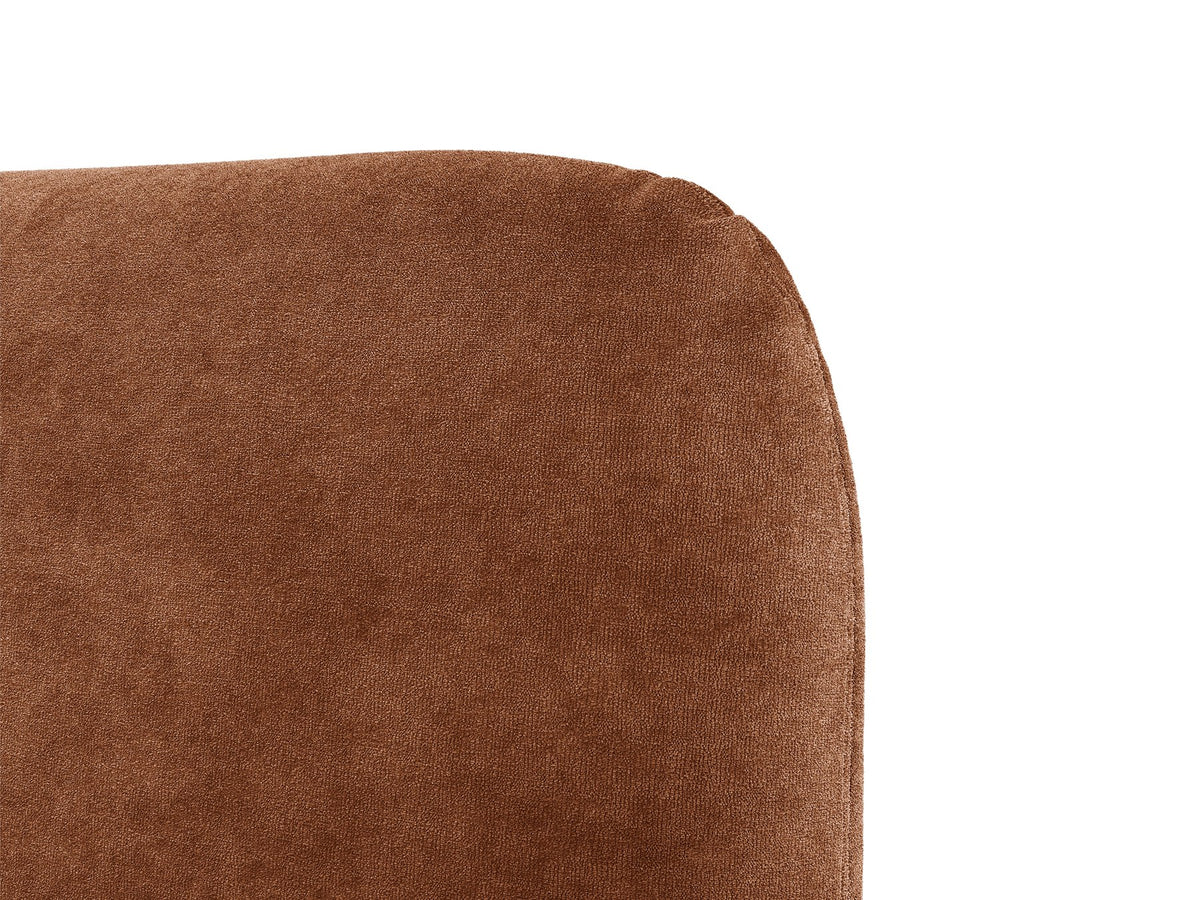 Foto des Vera Betts mit gepolstertem, abgerundetem Kopfteil in leichtem Beige, Chenille-Stoff und gepolsterten Holzbeinen.