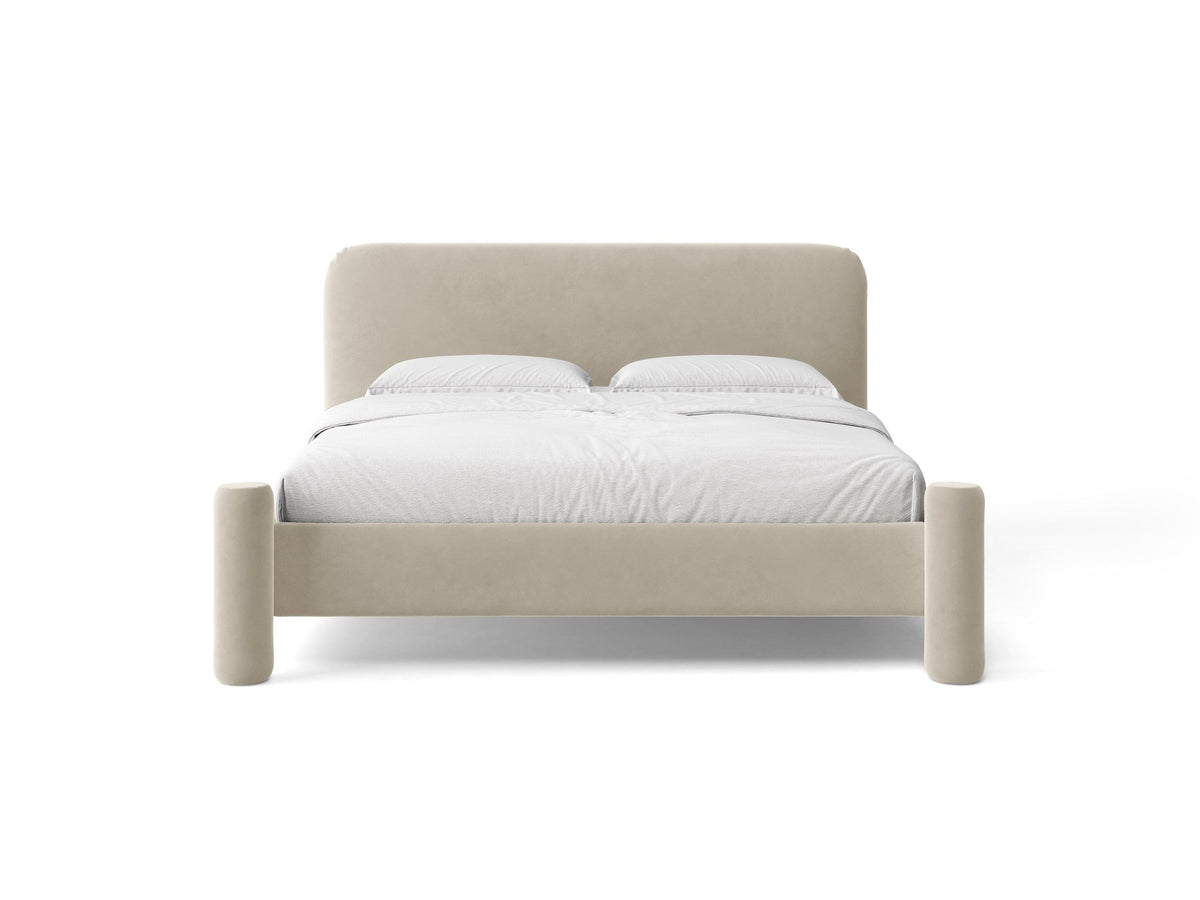 Foto des Vera Betts mit gepolstertem, abgerundetem Kopfteil in leichtem Beige, Chenille-Stoff und gepolsterten Holzbeinen.